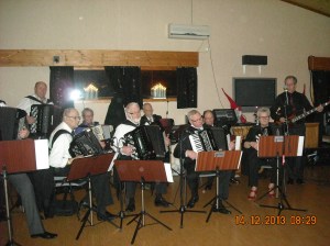 Noen av klubbens medlemmer i aksjon på Julebordet.