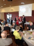 Leo’s 90 års dag – Leo kles opp i Avaldsnes IL’s supporterutstyr. Leo er&nbsp;Æresmedlem.